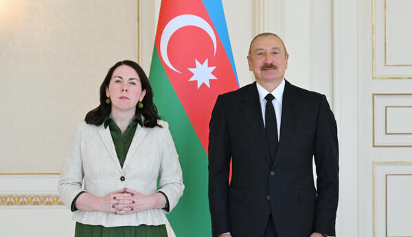 Prezident İlham Əliyev İrlandiyanın Azərbaycanda yeni təyin olunmuş səfirinin etimadnaməsini qəbul edib <span class="red">- FOTOLAR</span>