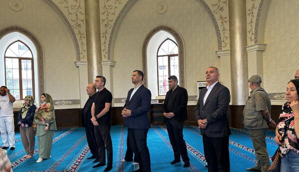 Участники религиозной конференции посетили мечети, синагогу и музей в Губе и Гусаре