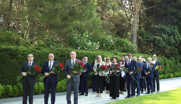 ANAMA kollektivi Heydər Əliyevin məzarını ziyarət edib