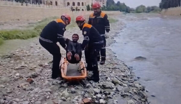Gəncədə çayda köməksiz vəziyyətdə qalan şəxs xilas edilib