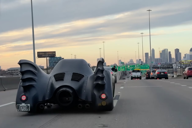 Amerikalı həkim 1000 at gücündə olan Batmobile sürür…