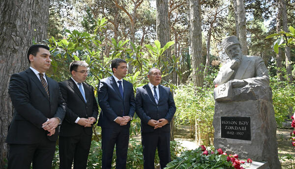 Həsən bəy Zərdabinin məzarı ziyarət edilib