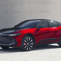 Toyota orijinal krossover sedanını yeniləyib...