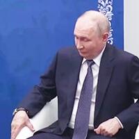 “Putin dik oturub, qızarmış və qaşqabaqlıdır...”