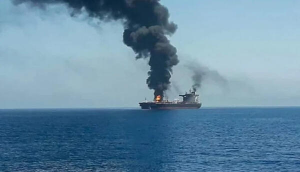 Hörmüz boğazında tanker minaya düşüb