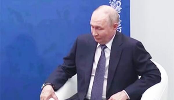 “Putin dik oturub, qızarmış və qaşqabaqlıdır...”