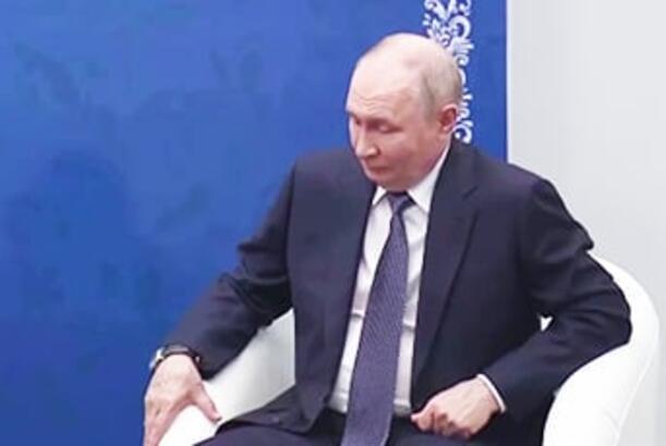 “Putin dik oturub, qızarmış və qaşqabaqlıdır...”
