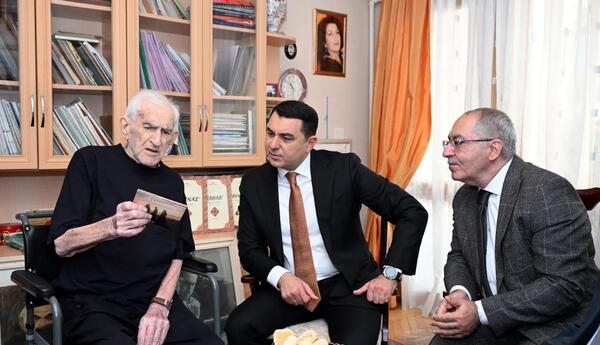 Adil Kərimli Xalq artisti Tofiq Bakıxanovu evində ziyarət edib