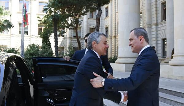 Ceyhun Bayramov İqnazio Kassisi qarşılayıb