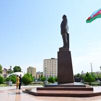 Prezident İlham Əliyev Naxçıvanda Heydər Əliyevin abidəsini ziyarət edib
