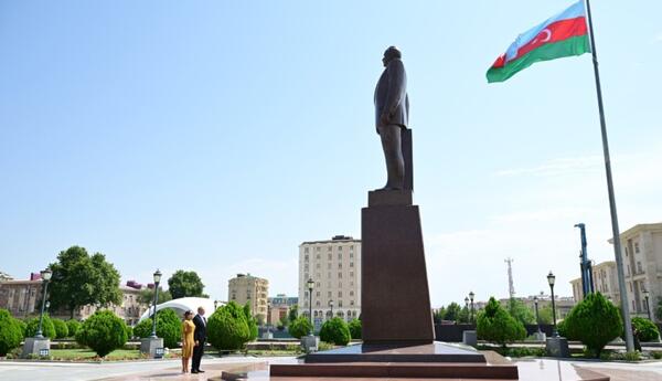 Prezident İlham Əliyev Naxçıvanda Heydər Əliyevin abidəsini ziyarət edib