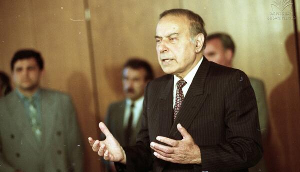 "3 oktyabr Azərbaycan xalqının hansı yolla irəliləmək istədiyinin təcəssümüdür" <span class="red">- POLİTOLOQ DANIŞDI </span>