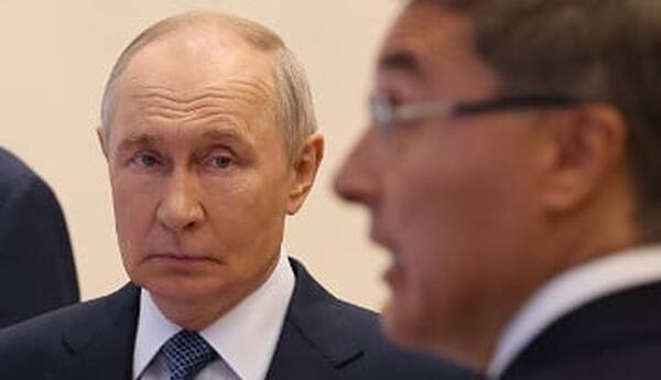 Putin hava köpüyünü üfürür...