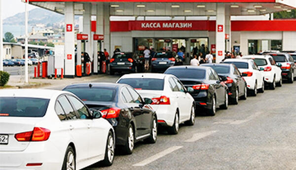 Rusiyada avtomobillər kütləvi şəkildə dayanır...