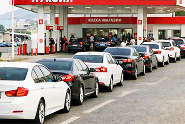 Rusiyada avtomobillər kütləvi şəkildə dayanır...