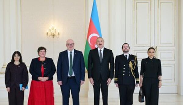 Prezident İlham Əliyev Böyük Britaniyanın Azərbaycanda yeni təyin olunmuş səfirinin etimadnaməsini qəbul edib