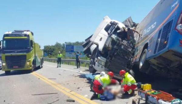 Braziliyada sərnişin avtobusu ilə yük maşını toqquşub...