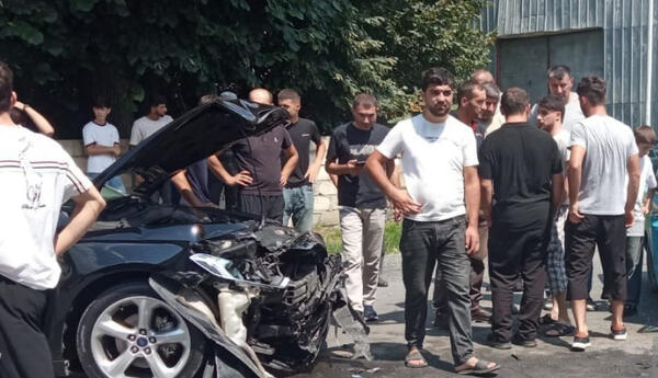 Zaqatalada minik avtomobilləri toqquşub, xəsarət alanlar var