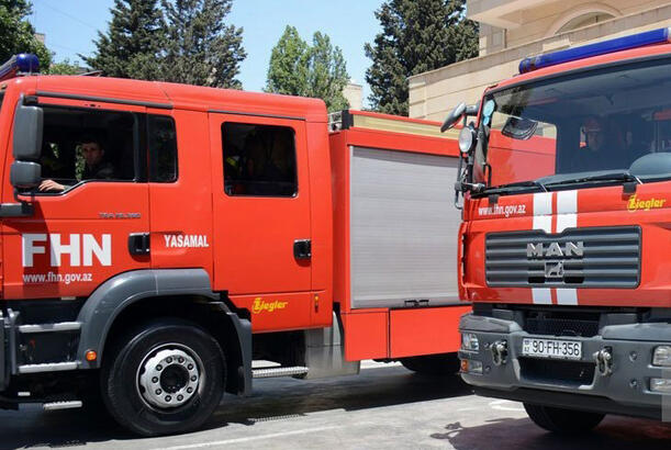 Kürdəxanıda yol kənarında tikinti materialları yanıb