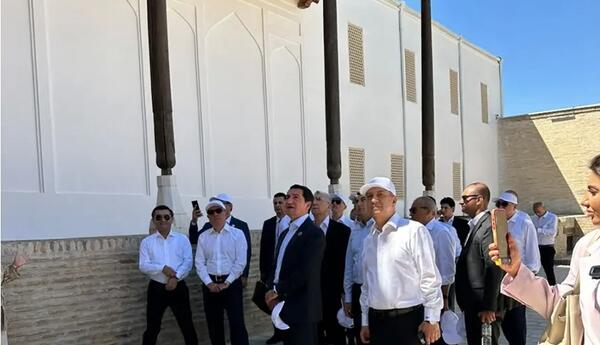 Azərbaycan nümayəndə heyəti Buxarada tarixi Ark qalasını ziyarət edib