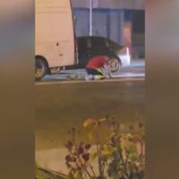 Yol işçisi yolda namaz qıldığına görə cərimələnib...
