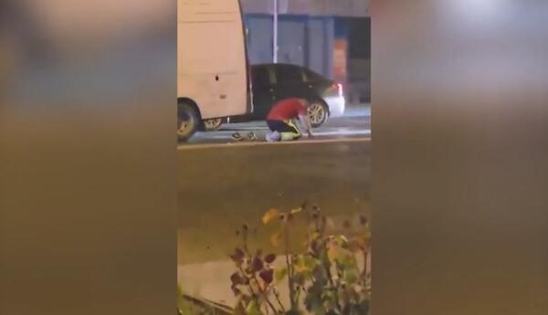 Yol işçisi yolda namaz qıldığına görə cərimələnib...