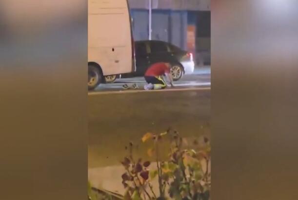 Yol işçisi yolda namaz qıldığına görə cərimələnib...