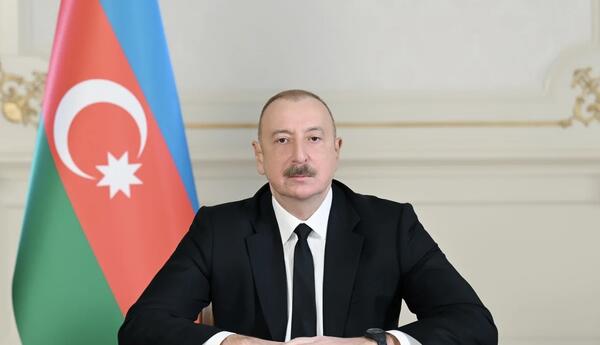 İlham Əliyev Şavkat Mirziyoyevi Özbəkistanın müstəqilliyinin 35 illiyi münasibətilə təbrik edib