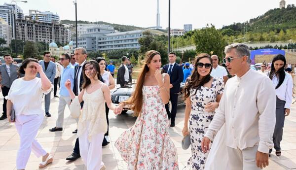 Leyla və Arzu Əliyevalar klassik avtomobillərin yürüş və sərgisini izləyiblər