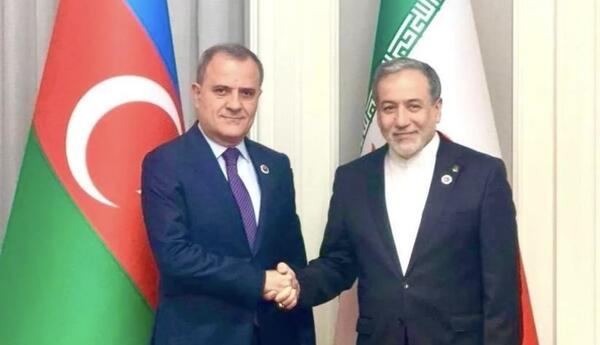Ceyhun Bayramov Abbas Əraqçi ilə regional məsələləri müzakirə edib