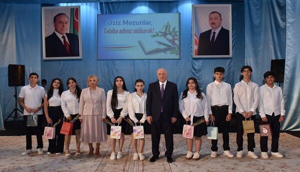 Zakir Fərəcov yüksək bal toplayan məzunlarla görüşüb