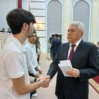 Ağalar Vəliyev yüksək bal toplayan Xaçmazlı tələbələri mükafatlandırdı