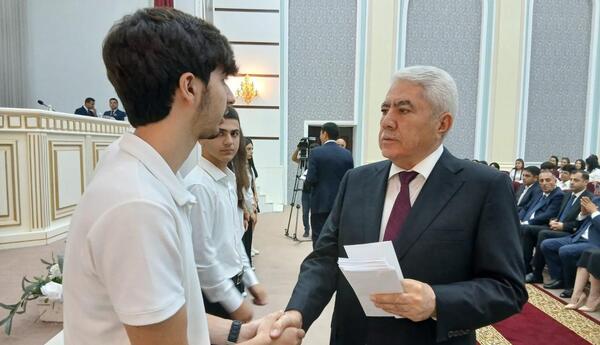 Ağalar Vəliyev yüksək bal toplayan Xaçmazlı tələbələri mükafatlandırdı
