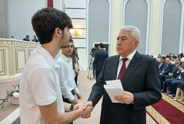 Ağalar Vəliyev yüksək bal toplayan Xaçmazlı tələbələri mükafatlandırdı