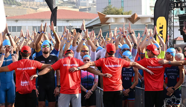 Bakının ev sahibliyi etdiyi “IRONMAN 70.3” triatlon yarışı başlayıb