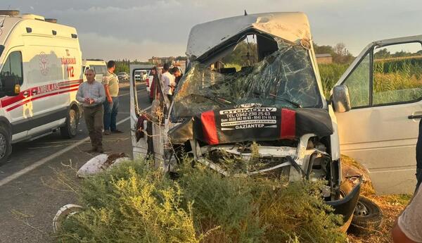 Türkiyədə mikroavtobus su kanalına aşıb