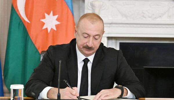 İlham Əliyev neft sənayesi işçilərini təltif edib