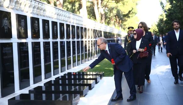 Birol Akgün visits Martyrs' Alley, Turkish Martyrs' Memorial in Baku