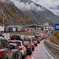 Verxniy Larsda böyük bir növbə yaranıb...