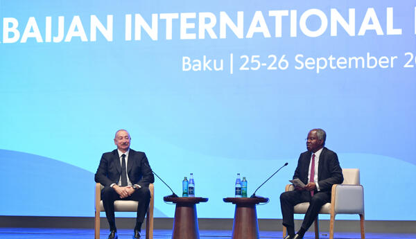 Prezident İlham Əliyev II Azərbaycan Beynəlxalq İnvestisiya Forumu çərçivəsində keçirilən tədbirdə iştirak edib