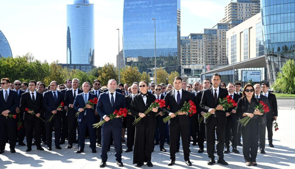Mədəniyyət Nazirliyinin kollektivi şəhidlərin xatirəsini yad edib
