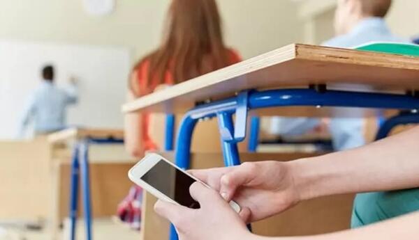 "Məktəblərdə telefonlardan istifadəyə tam qadağa deyil, nəzarətli yanaşma tətbiq olunmalıdır" <span class="red">- TƏHSİL EKSPERTİ </span>