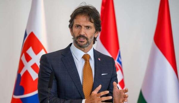 Slovakiyanın müdafiə naziri Bakıya gəlib