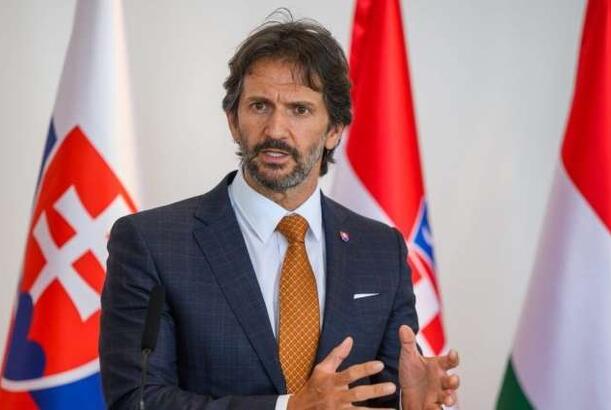 Slovakiyanın müdafiə naziri Bakıya gəlib