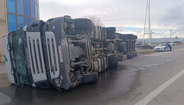 Bakıda yük avtomobili aşıb, yol bağlanıb