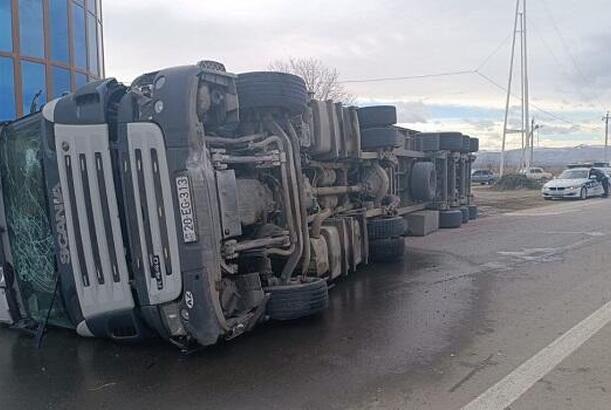 Bakıda yük avtomobili aşıb, yol bağlanıb