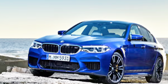 Bugatti şirkətinin baş direktoru xəyalındakı avtomobili nümayiş etdirir
