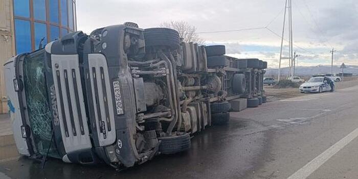 Bakıda yük avtomobili aşıb, yol bağlanıb