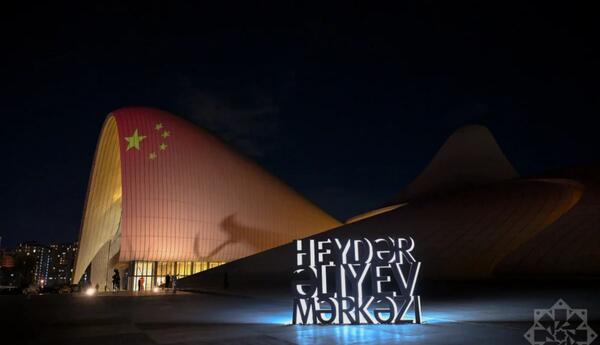 Bakı Olimpiya Stadionu və Heydər Əliyev Mərkəzi Çin bayrağının rəngləri ilə işıqlandırılıb