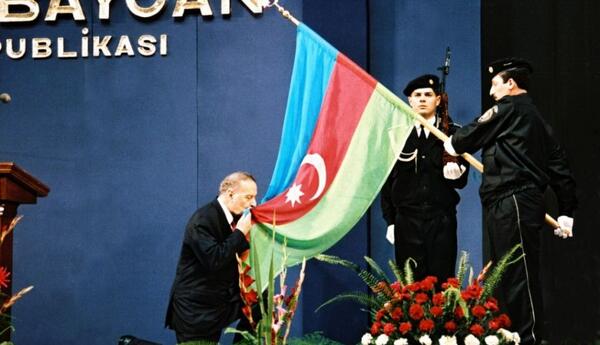 Yeni dövrün başlanğıcı <span class="red">- ŞƏRH</span>